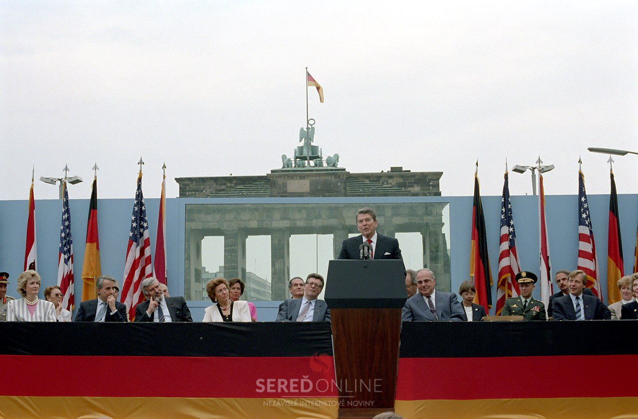6/12/1987 President Reagan making his Berlin Wall speech at Brandenburg Gate West Berlin