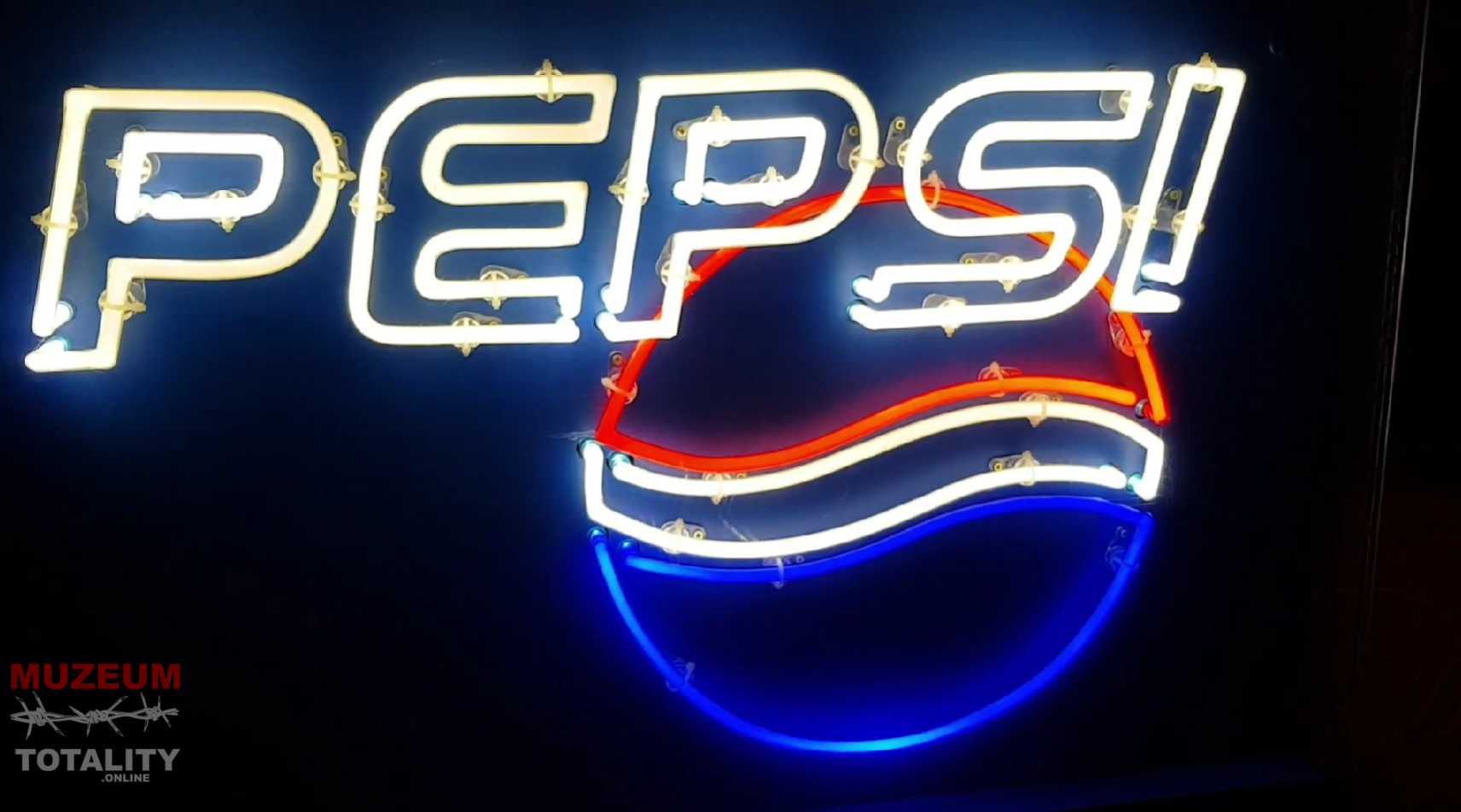 Neónová reklama Pepsi v Múzeu totality